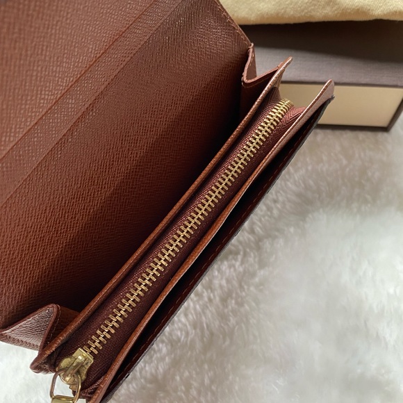 Authentic Louis Vuitton Medium compact wallet - Picture 7 of 12